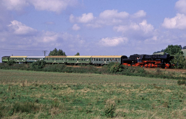 Schöner Zug in schöner Landschaft, 52 8141-5 der OSEF zwischen Neustadt und Polenz, Foto: Jürgen Vogel,1996