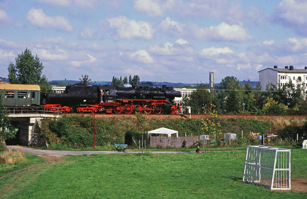 52 8141-5 beim " Einrollen " in den Bahnhof Neustadt ( die Strecke fällt hier und der Lokführer kann es laufen lassen ), Foto: Jürgen Vogel, 1996