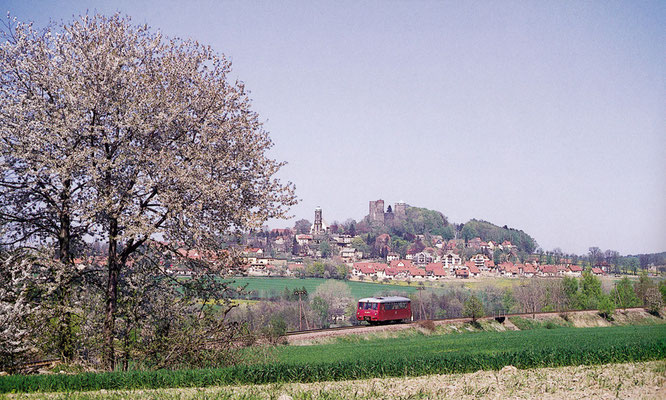 Ein einzelner LVT rollt als P8409 durch die herrliche Frühlingslandschaft bei Stolpen. Im Hintergrund erhebt sich die eindrucksvolle Burg Stolpen. Mai 1994, Fotograf: Andreas W. Petrak