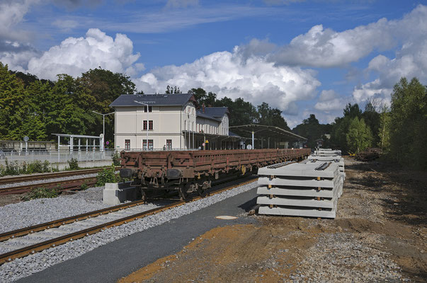 Schwellen-Güterzug für das neue Gleis nach Dolni Poustevna, Sebnitz 04.09.2013.