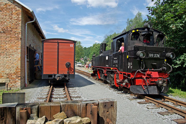 Blick vom Prellbock in den Bahnhofsbereich von Lohsdorf, von hier geht es zum nächsten Etappenziel des Bauvorhabens zum Haltepunkt Schwarzbachtal ...