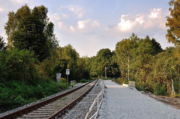 Auch die Brücke an der Blumenstraße ist fertig, so dass der Gleisbau Anfang September in einem Zug geschehen kann. 30.08.2013