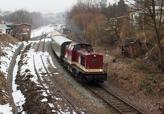 Ausfahrt in Sebnitz Richtung Neustadt / Sachsen. Links das alte Gleis Richtung Dolni Poustevna, hier starten im Frühjahr die Bauarbeiten zur Streckenreaktivierung. Foto: Jürgen Vogel