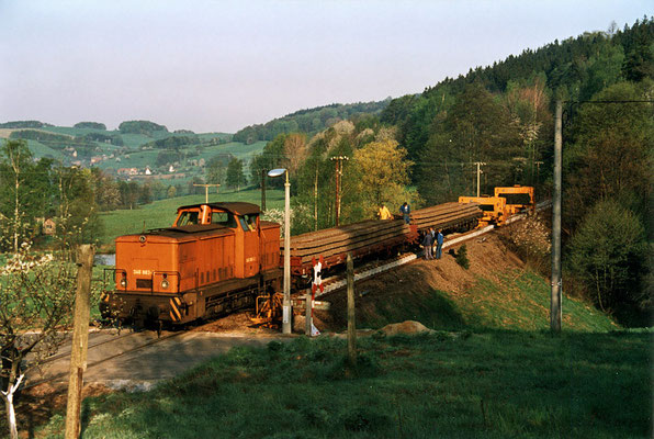 Erneuerung des Gleises zwischen Sebnitz und Krumhermsdorf, hier am Bahnübergang Nasser Weg, Mai 1992. Text & Foto: Archiv Axel Förster, digitale Aufbereitung: J. Vogel