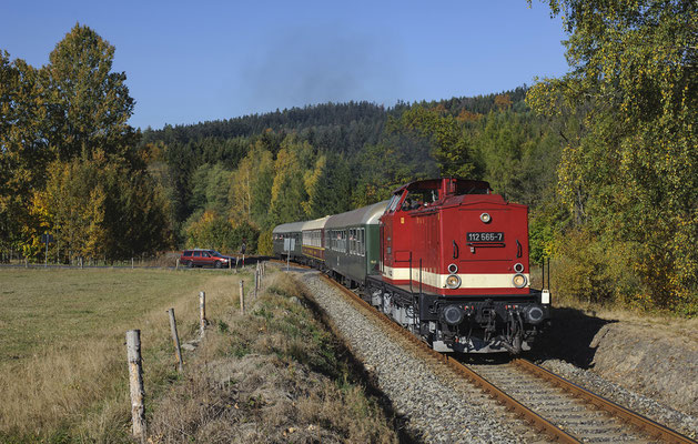 Der Sonderzug des IG Weißeritztalbahn e.V. mit 112 565 von Sebnitz nach Rumburk bei Vilémov, 13.10.18