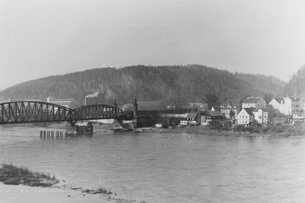 Einschub der Stahlträgerteile für die neue Elbbrücke.