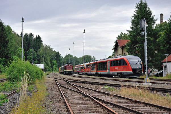 Regionalbahn Decin-Rumburk-Sebnitz-Bad Schandau und Sonderzug der OSEF in Mikulášovice dolní nádraží.