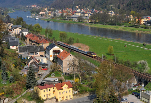 Als der Elbe-Labe Sprinter noch Lokbespannt fuhr... 371 005 auf dem Weg von Bad Schandau nach Decin, hier aufgenommen bei Krippen. April 2010.