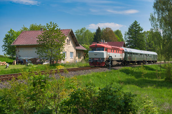 T478 1006 mit dem Lužickohorský rychlík Prag - Mikulášovice dolní nádraží in Panský, Mai 2022.