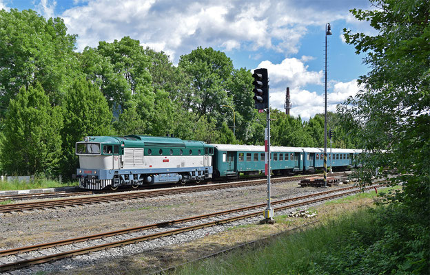 T478 3001 am Os 6656 Decin-Rumburk in Ceska Kamenice. 18.06.16, Foto: Robert Schleusener