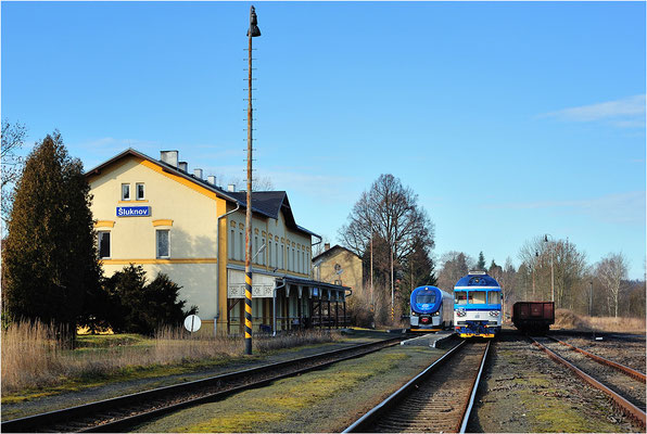 Zugkreuzung im Bahnhof Šluknov mit 844 025-7 von Dolni Poustévna über Rumburk nach Decin und 854 019-7 in die Gegenrichtung, der sich im neuen "Najbrt Lack" der CD präsentiert. Der Steuerwagen zeigte sich unterdess im gewohnten Altlack. 11.01.14