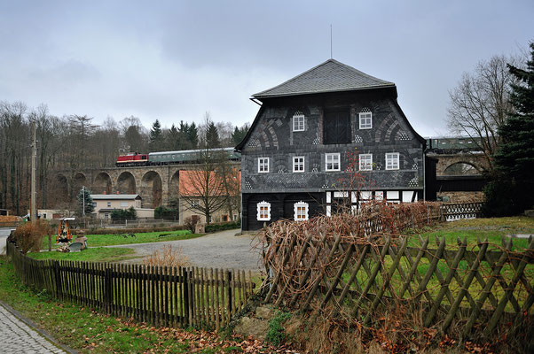 Von Ebersbach ging es nach Löbau, Zuglok nun 110 101. Hier auf dem Viadukt von Ebersbach, 07.12.14