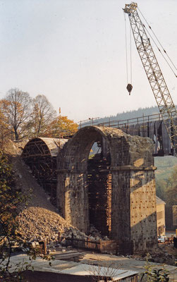 Nach der Sprengung der alten Brücke.