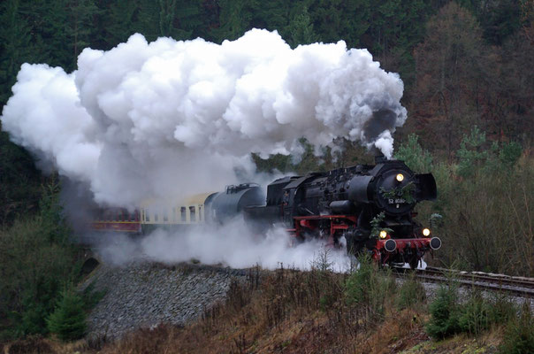 Nikollaussonderfahrten der OSEF zwischen Neustadt und Bad Schandau, 528080-5 kommt mit viel Dampf und Getöße aus dem Tunnel kurz vor dem Haltepunkt Ulbersdorf, Dezember 2008