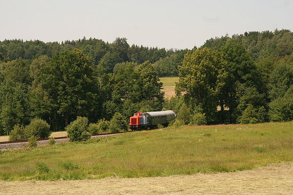 Auch eine beliebte Fotostelle der Züge nach Bad Schandau - die lange Kurve bei Krumhermsdorf. 04.06.11. Foto: André Beck