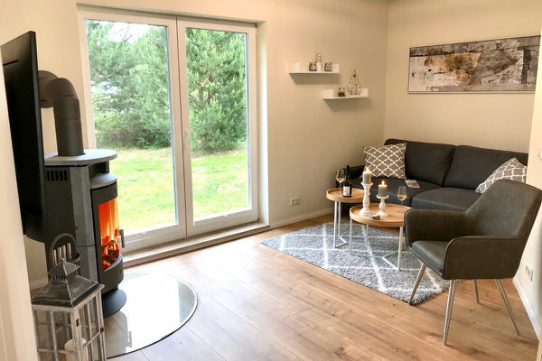 Wohnzimmer mit Kaminofen und Blick ins Grüne