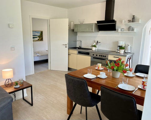 Offene Küche mit Esstisch für 4 Personen 