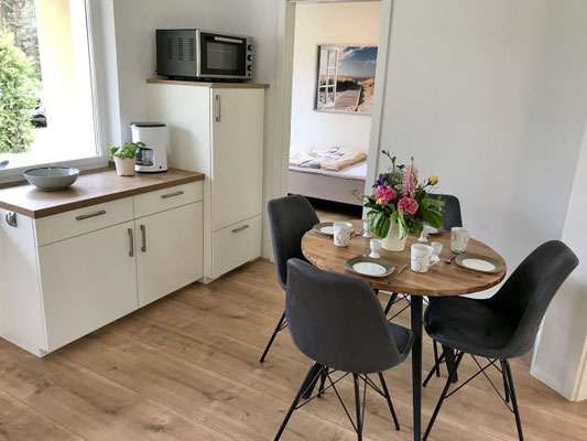 Offene Küche mit Geschirrspüler, kleinen Backofen und Kühlschrank mit Gefrierfach