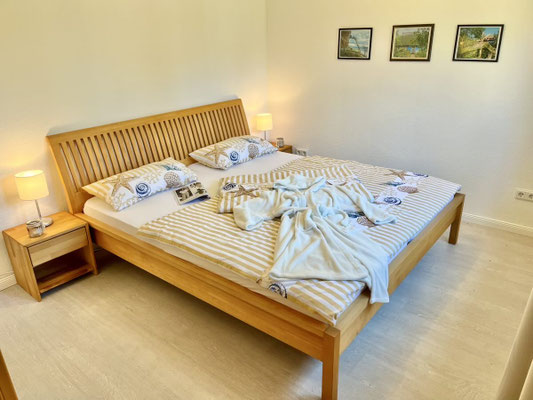 Schlafzimmer 1 mit Massivholzbett 