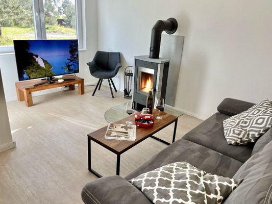 Gemütliches Wohnzimmer mit Kaminofen und Flat-TV