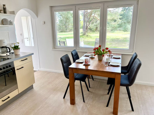 Esstisch für 4 Personen mit Blick ins Grüne