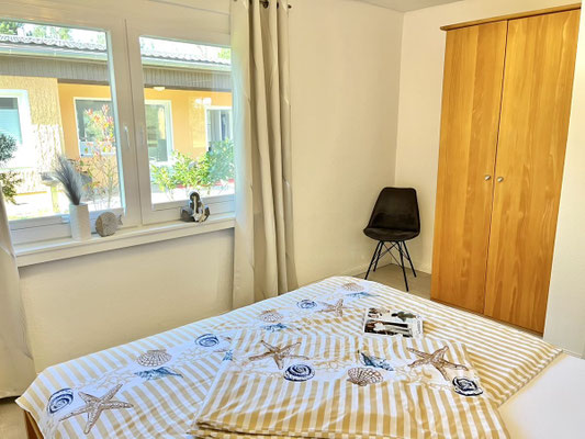 Schlafzimmer 1 mit Doppelbett und Kleiderschrank