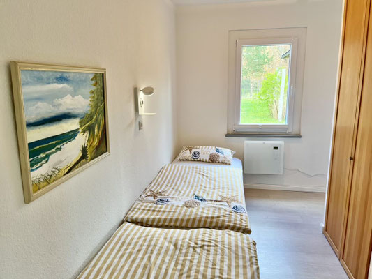 Schlafzimmer 2 mit Einzelbetten und Kleiderschrank