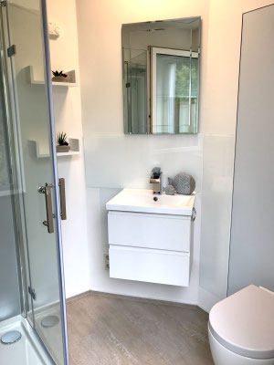 Helles Tageslichtbad mit Dusche, WC und Waschbecken
