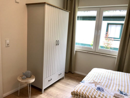 Schlafzimmer 2 mit Kleiderschrank