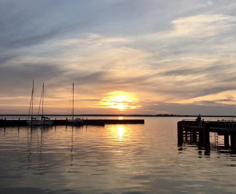 Ferienhaus Wiesenblick am Bodden - Sonnenuntergang am Hafen