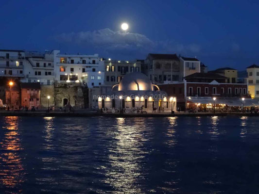 Haniá, la lune veille sur l'ancienne mosquée transformée en lieu d'expositions.