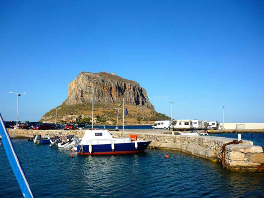 Notre bivouac entre le port de Géfyra et le rocher de Monemvassia