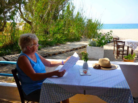 La taverne est au bord de la plage