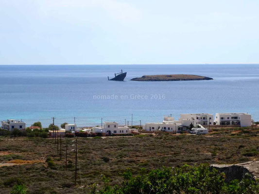 Une épave est échouée sur une île