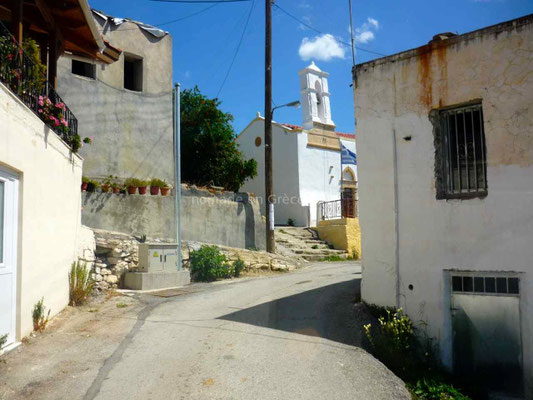 La traversée des villages se fait souvent par une rue étroite.