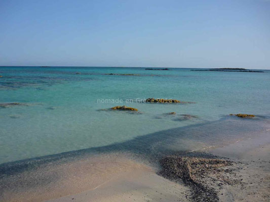 Mais en fait il ne s'agit que de petits fragments de coraux et coquillages qui colorent le sable en rose.