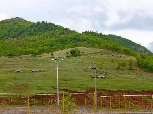 Tout au long de la frontière les fortins albanais surveillent vainement.