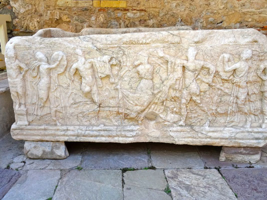 Mystras - Sarcophage aux Bacchantes