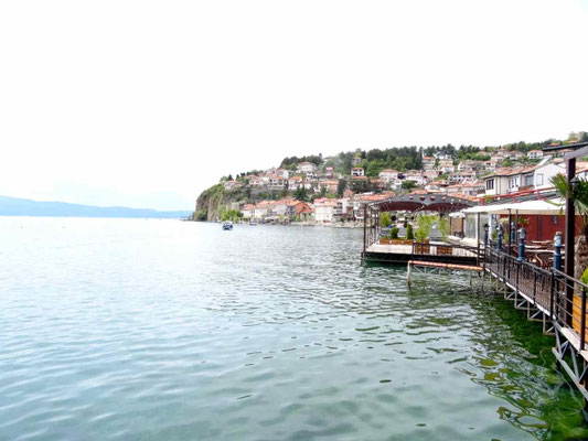 Les terrasses des restaurants sont sur pilotis au-dessus du lac.