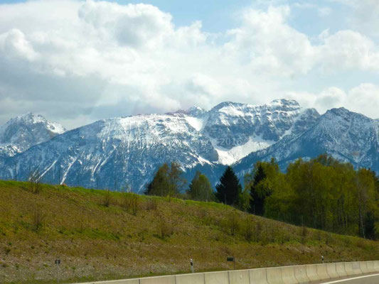 Il y a encore beaucoup de neige sur les sommets.
