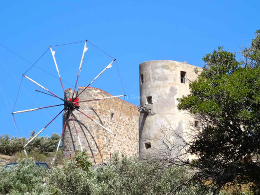 Un moulin peut-être encore en activité et un autre sans ailes
