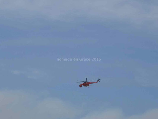 Un hélicoptère bombardier d'eau.