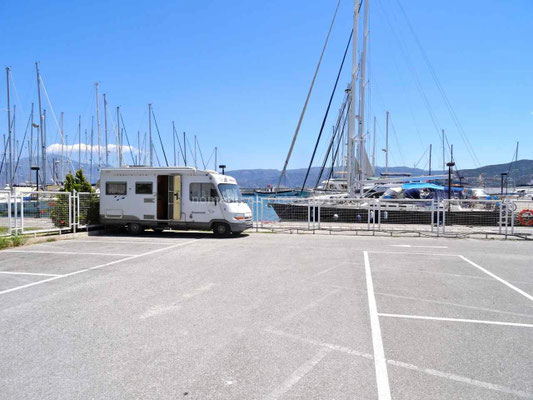 A Agios Nikolaos, notre parking est très près du port