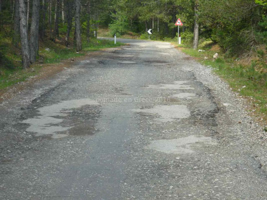 La route continue à être en mauvais état