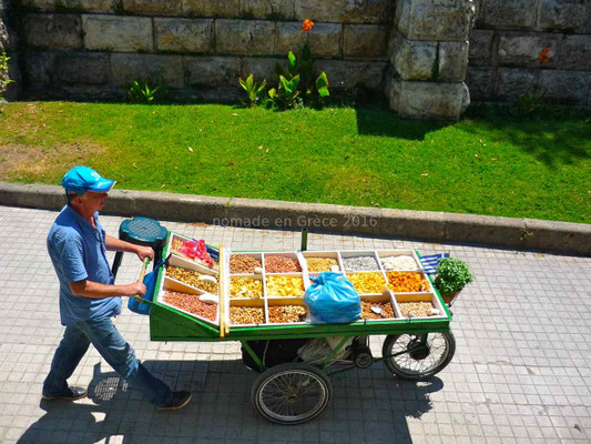 Vendeur ambulant d'épices et de fruits secs