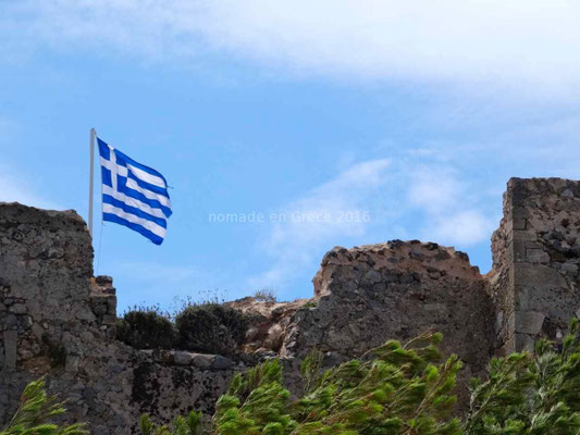 Le drapeau grec flotte sur le "kastro"