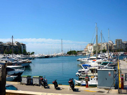 Dans le port du Pirée les yachts rivalisent d'élégance