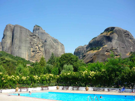 La piscine du camping Vrachos Kastraki avec vue sur les Météores