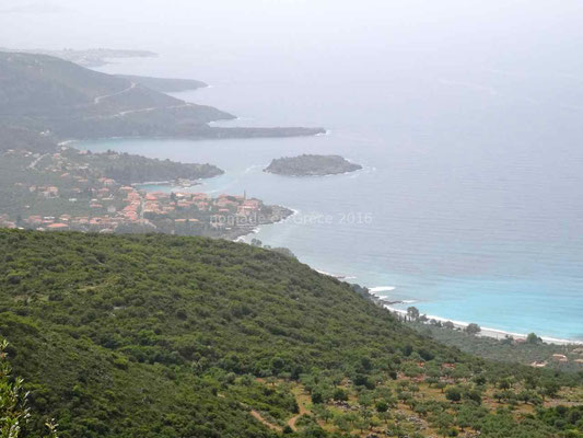 La route en corniche permet de surplomber la mer