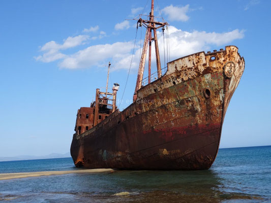 Sur la plage un cargo, le Dimitrios est échoué. Il a donné son nom à la plage.